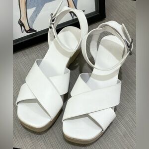 Everlane The Clog Leather & Wood Criss Cross Band sandals in white color Size 10